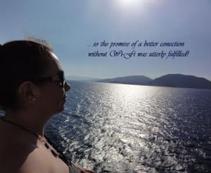 Nuestra corresponsal Adriana admirando el mar en uno de sus múltiples viajes.  