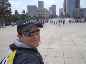 El autor en la explanada del Monumento a la Revolución.