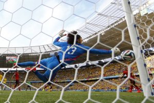 2014-06-17T193410Z_599102142_TB3EA6H1KZNPQ_RTRMADP_3_SOCCER-WORLD-M17-BRA-MEX