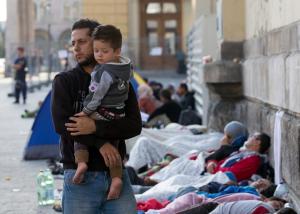 486206700-migrants-sleep-outside-keleti-station-which-remains.jpg.CROP.promo-xlarge2